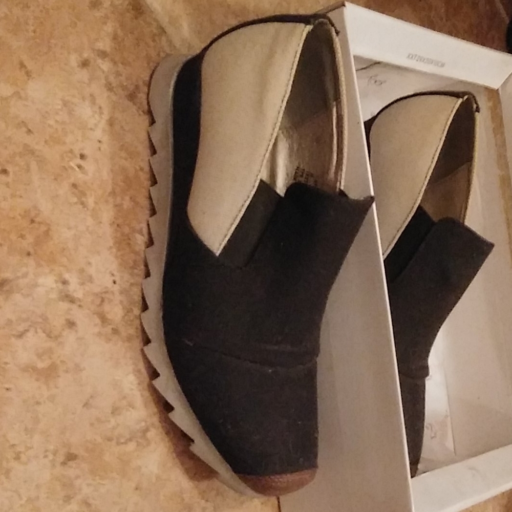 Shoes - Picture 2 of 4